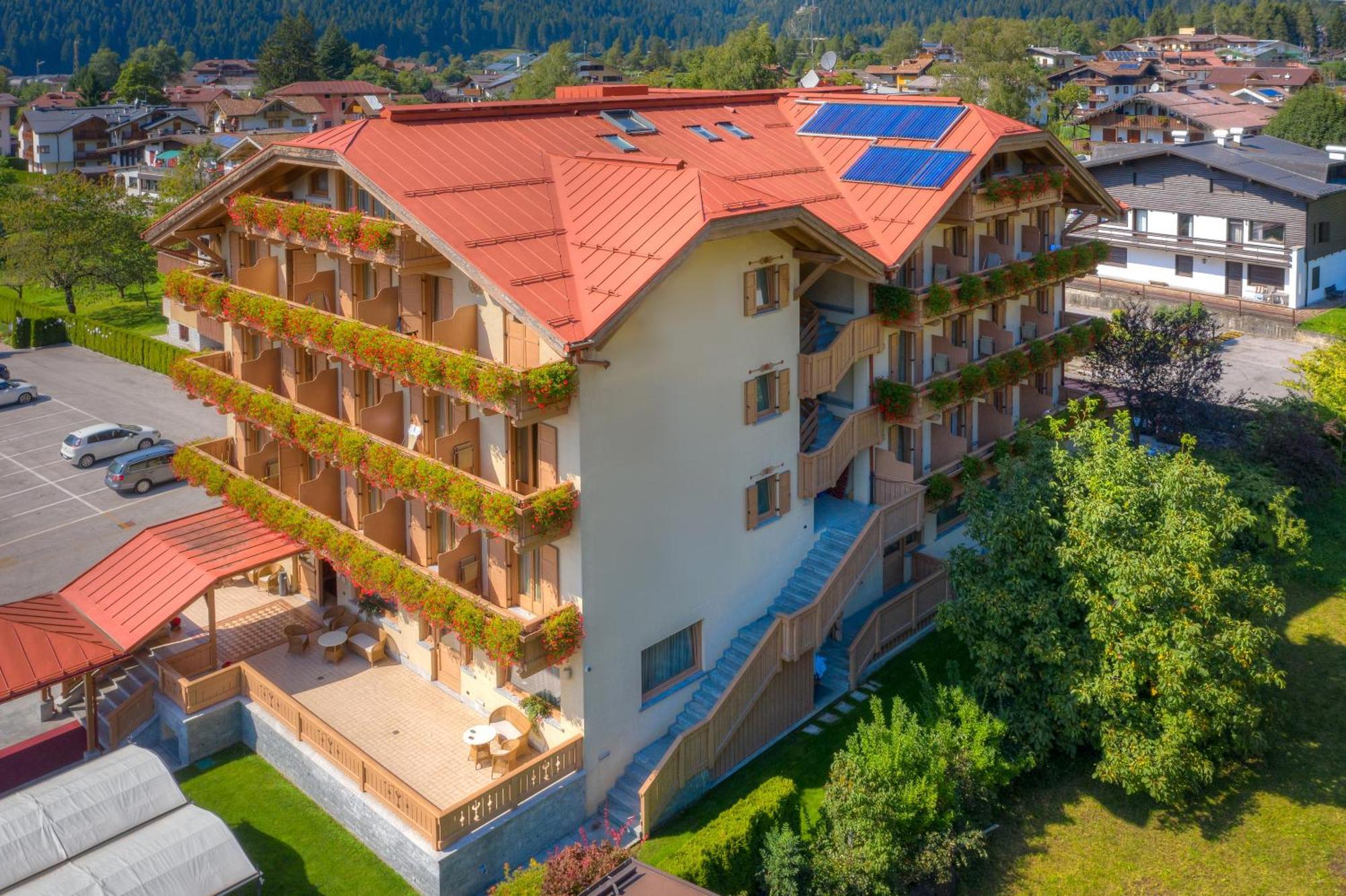 Beverly Alps Hotel & Spa ปินโซโล ภายนอก รูปภาพ